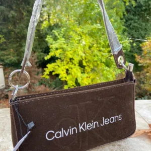 Calvin Klein Ck Suni Süet Kahverengi Sculpted Baget Omuz Kol Çantası ABCK0001